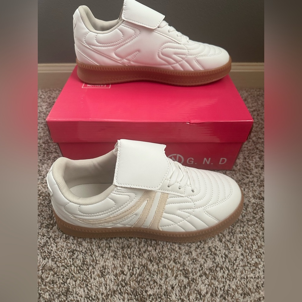 New sneakers wmn sz10